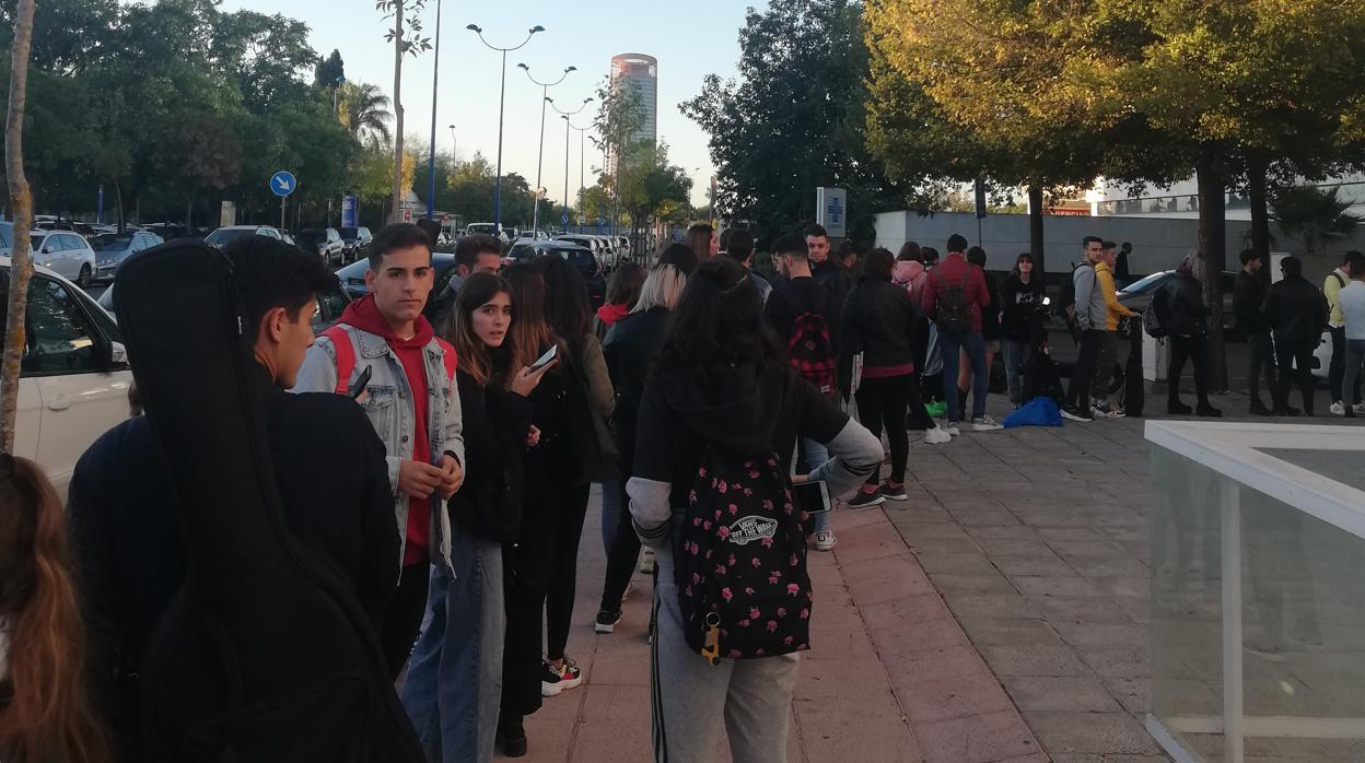 Los aspirantes para entrar a Operación Triunfo 2020 hacen cola en el Cartuja Center