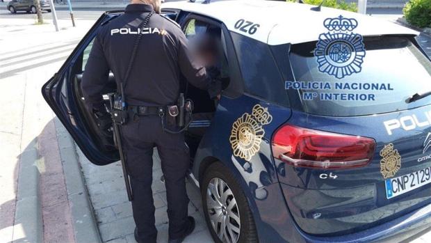 Acude a visitar a un familiar al Virgen del Rocío y acaba detenido por la Policía