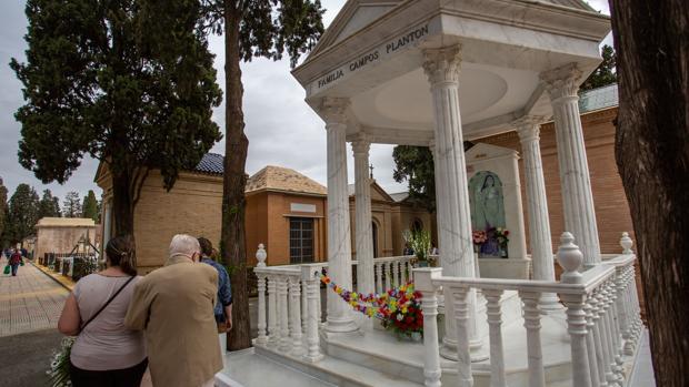 Un paseo por las tumbas más singulares del cementerio de Sevilla