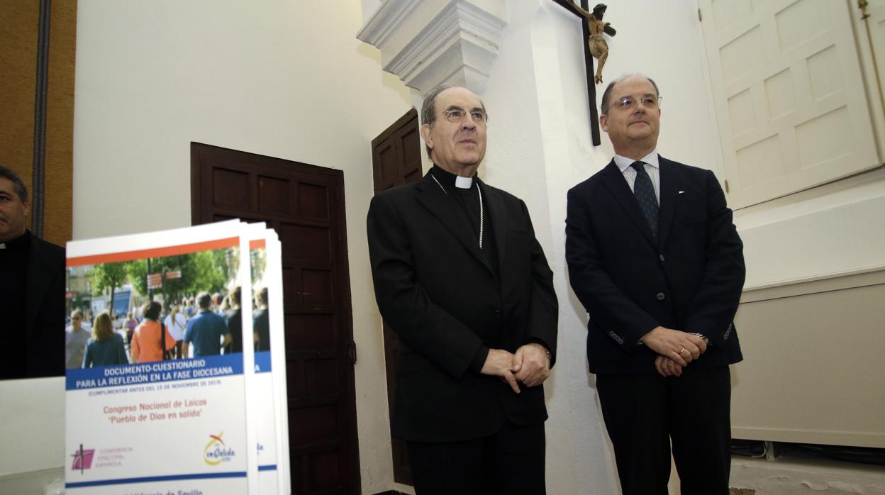El arzobispo de Sevilla, Juan José Asenjo, acompañado por Enrique Belloso y Adrián Ríos, presenta el Congreso Nacional del Laicado en el Palacio Arzobispal