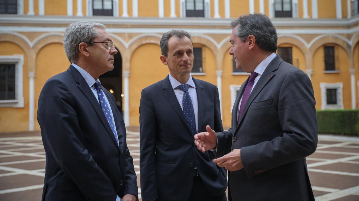 Rogelio Velasco, Pedro Duque y Juan Espadas, este martes en el Alcázar