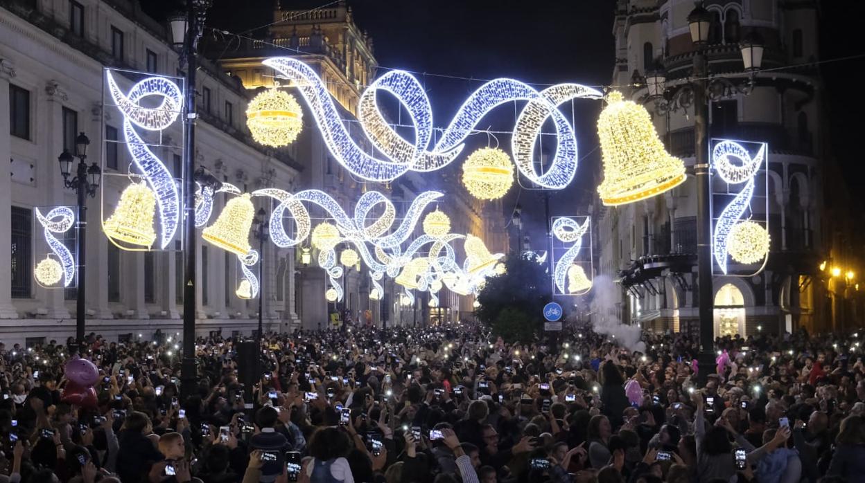 Las calles de Sevilla ya lucen con el tradicional alumbrado navideño