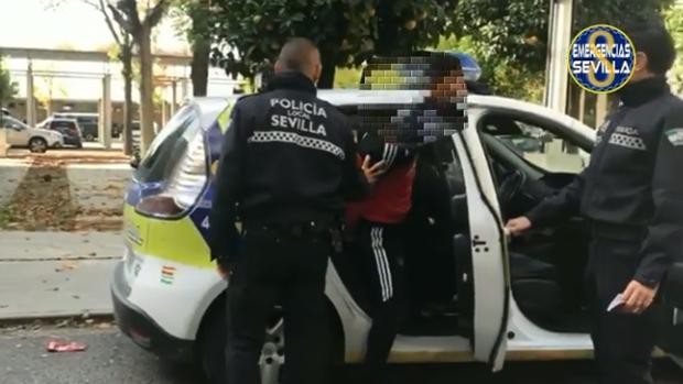 Un policía local fuera de servicio detiene al presunto autor de un robo en Sevilla