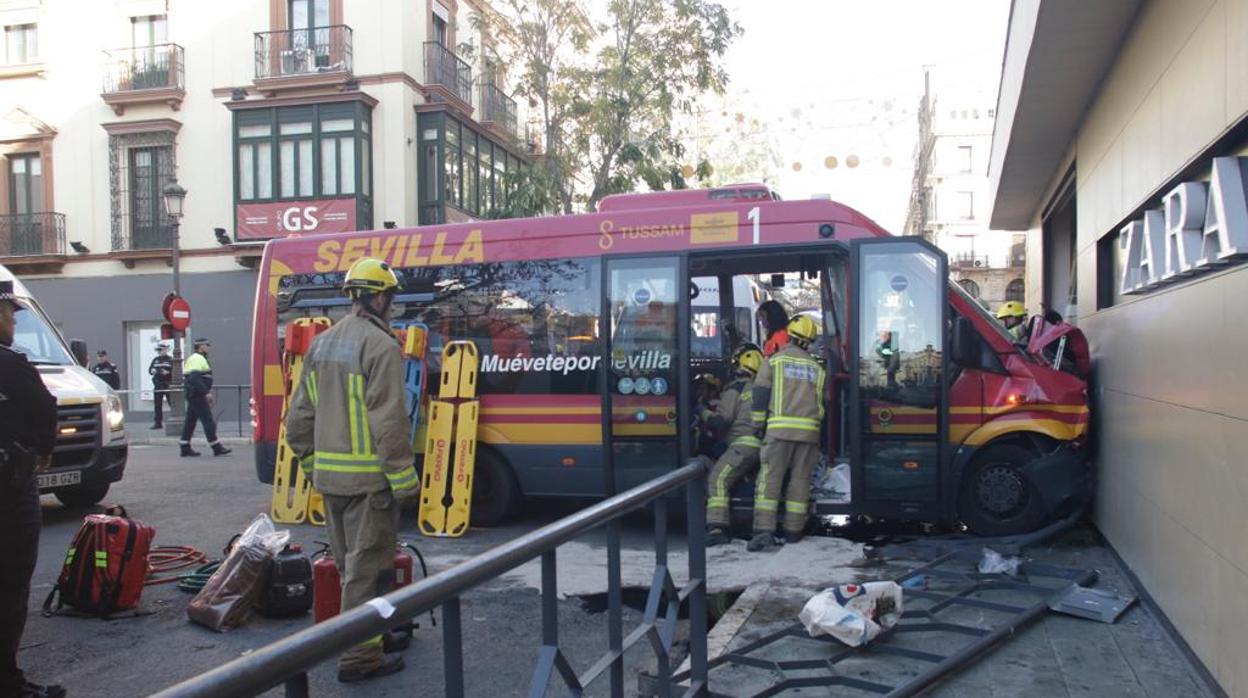 El microbús accidentado contra el escaparate en la plaza del Duque