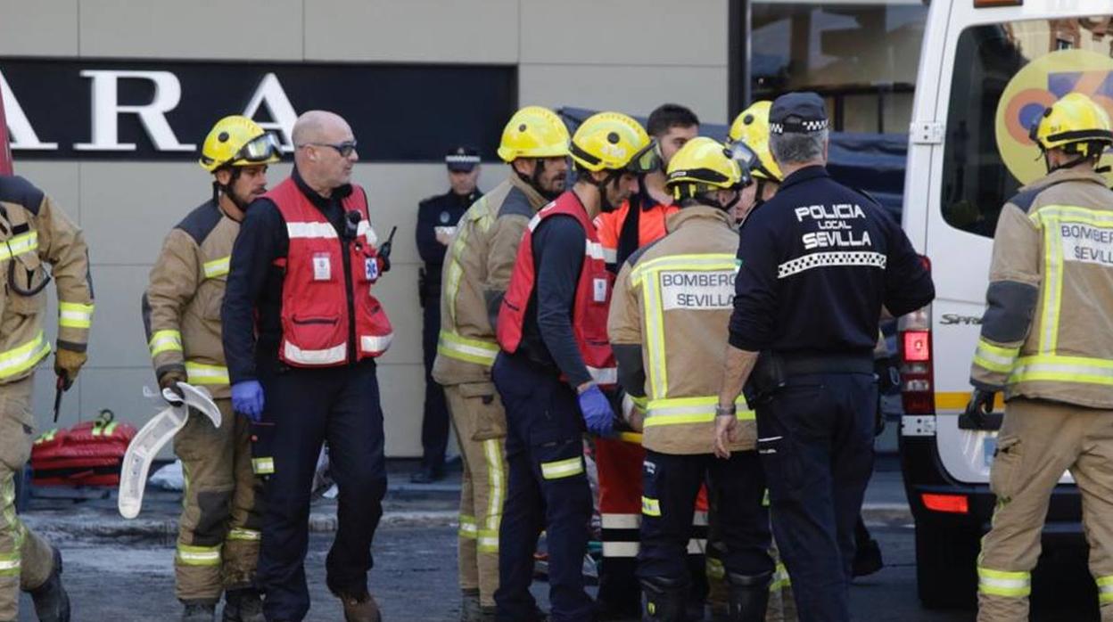 El minibús se ha llevado por delante la valle de protección del acerado y ha arrollado a una peatón