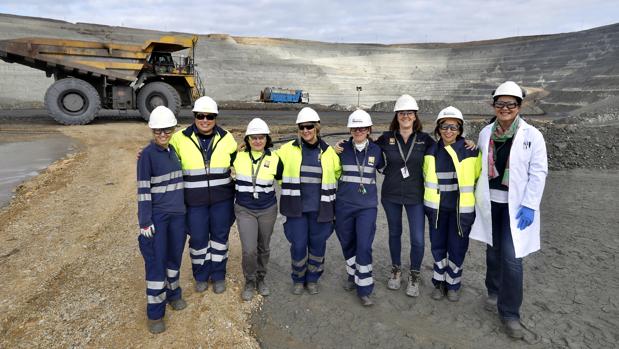 Las mujeres de la mina: ocho historias que dinamitan los tópicos del sector