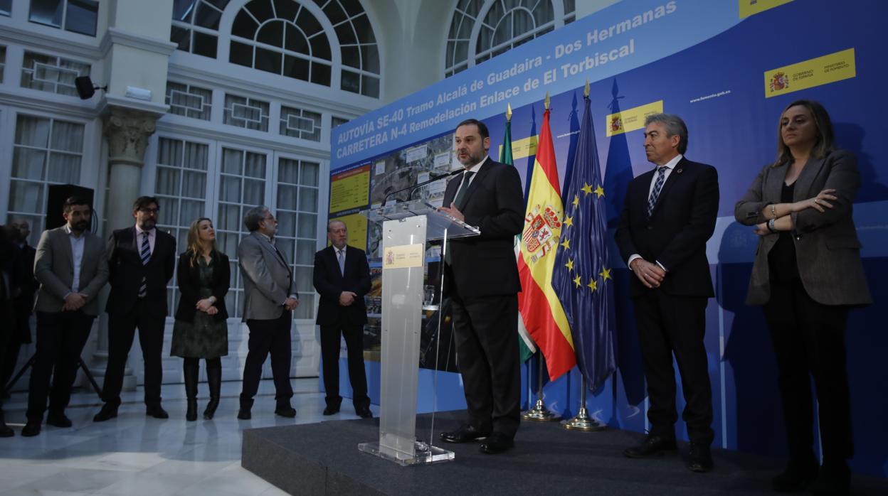 José Luis Ábalos, junto a Lucrecio Fernández y Marifrán Carazo, durante el acto de inauguración del nuevo tramo de la SE-40
