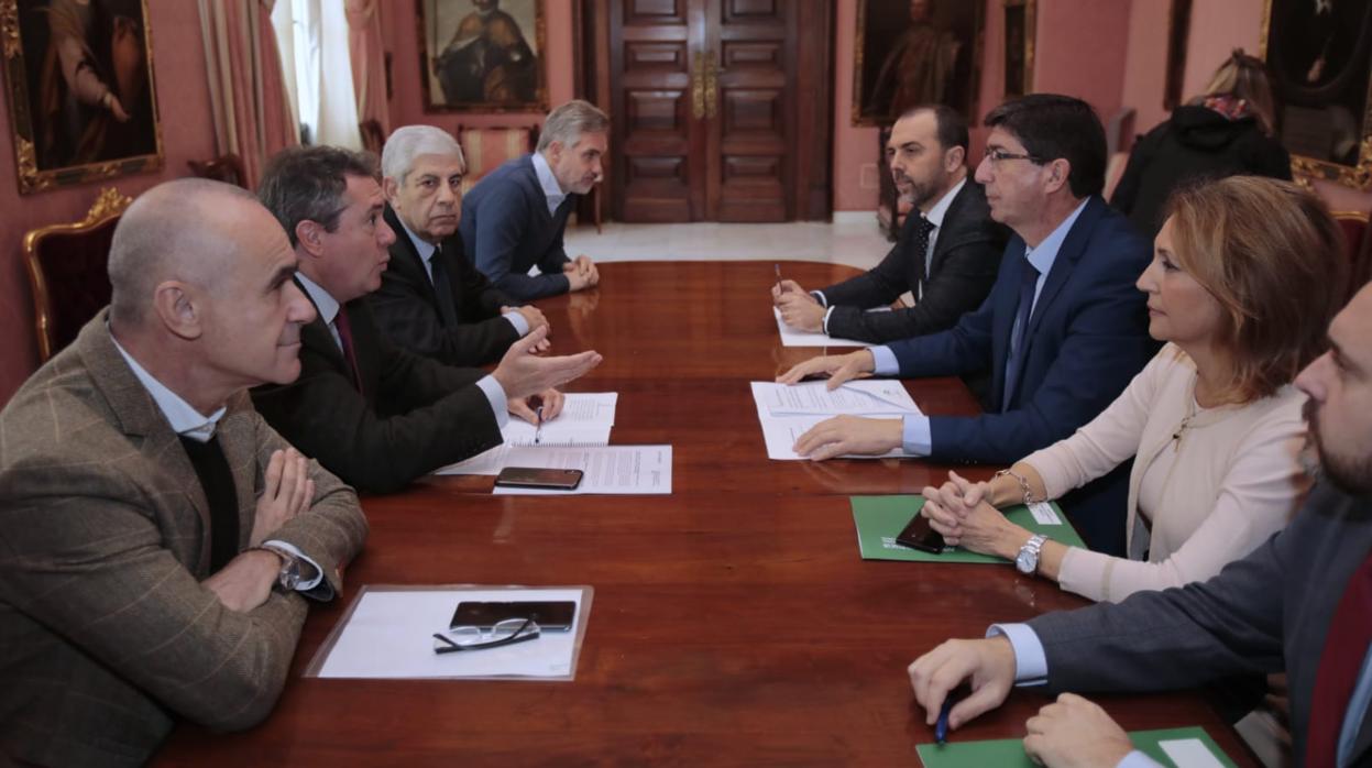 El vicepresidente y consejero de Turismo, Regeneracion, Justicia y Administracion Local, Juan Marin, presenta al alcalde de Sevilla, Juan Espadas, el estudio sobre las necesidades de movilidad para la Ciudad de la Justicia.