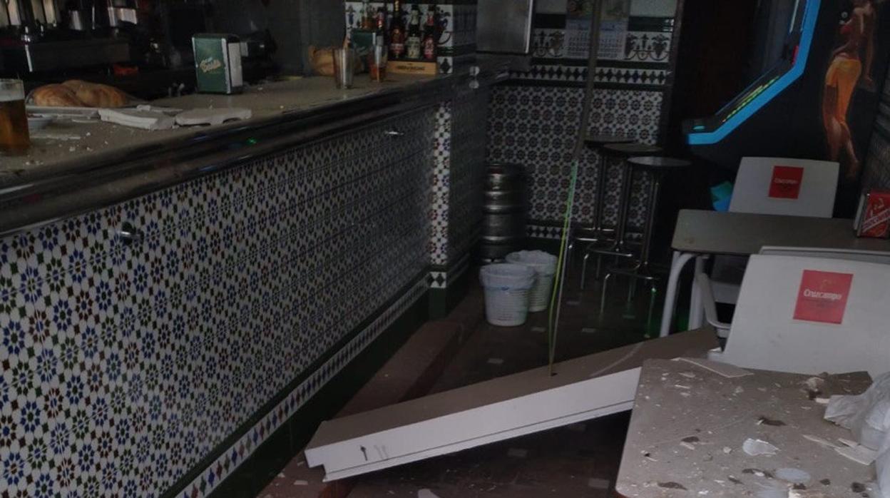 El hombre se encontraba en un bar de la calle Juan Díaz de Solís cuando se le ha caído parte del techo