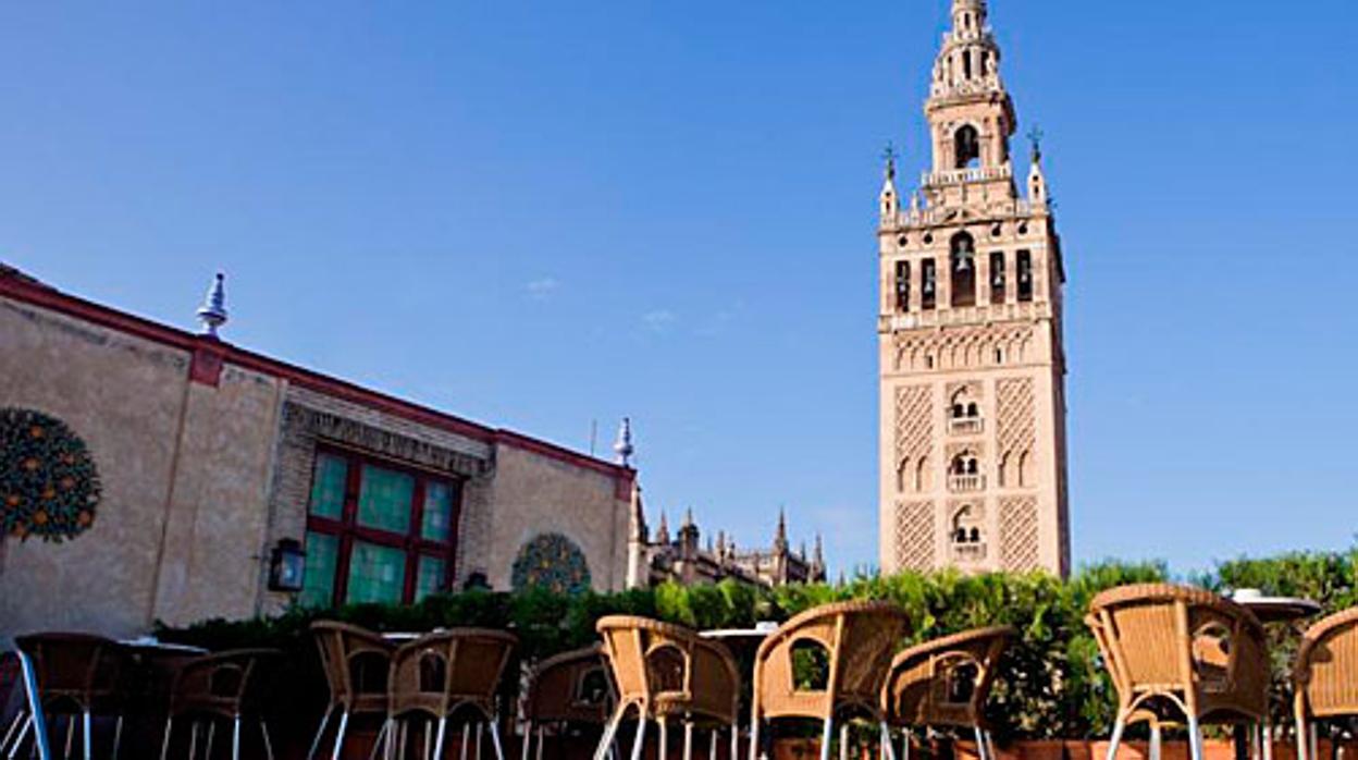 Juan Robles recibe la placa de manos de Francisco Herrero junto al alcalde de Sevilla, Juan Espadas, y el delegado de la Junta de Andalucía Ricardo Sánchez