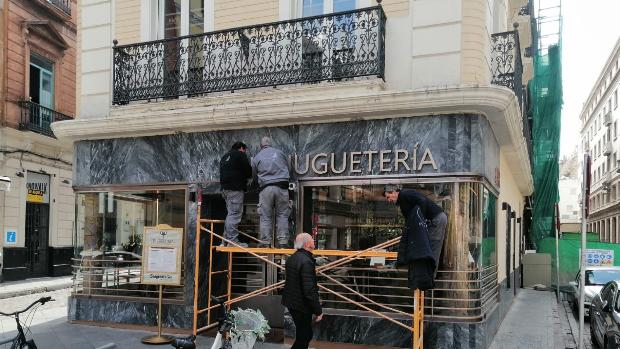 El bar de la Juguetería Cuevas prescinde de los azulejos, pero conserva el nombre