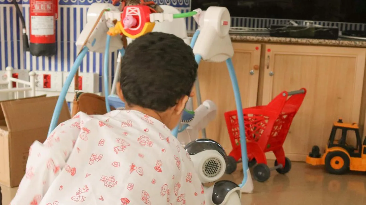 Un paciente de Oncología Pediátrica con el robot «Curro»