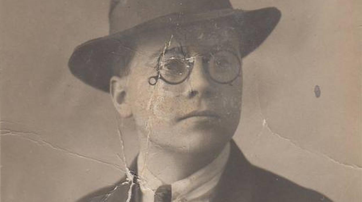 Mario Rodríguez Balbontín con las dos nietas del compositor, María del Carmen y Ana María Font Torres