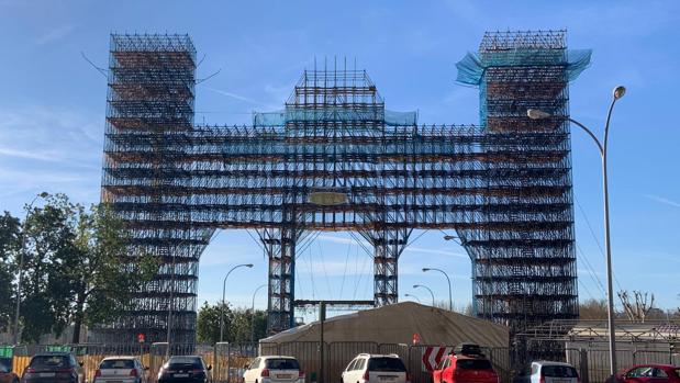 Avanza el montaje de la portada de la Feria de Sevilla 2020