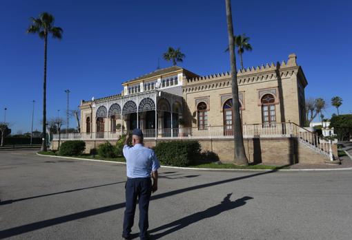 Uno de los edficios de bella factura que hay dentro del acuartelamiento