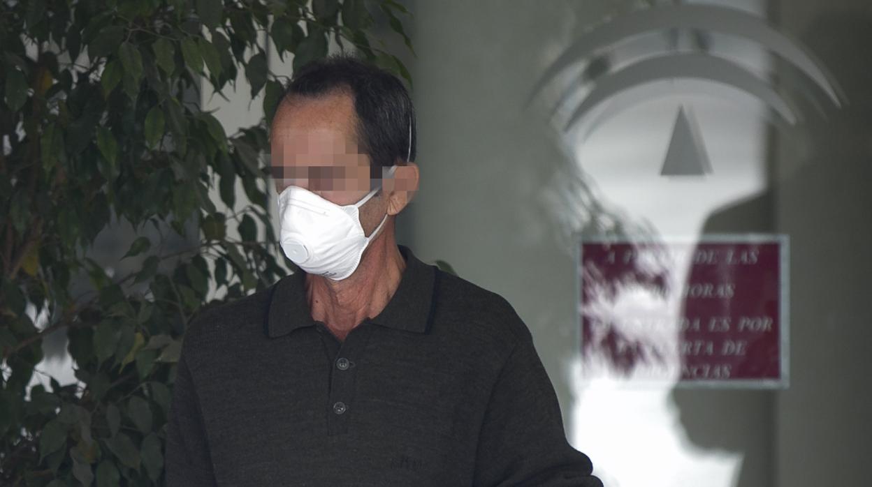 Un hombre con mascarilla sale del Hospital Virgen del Rocío