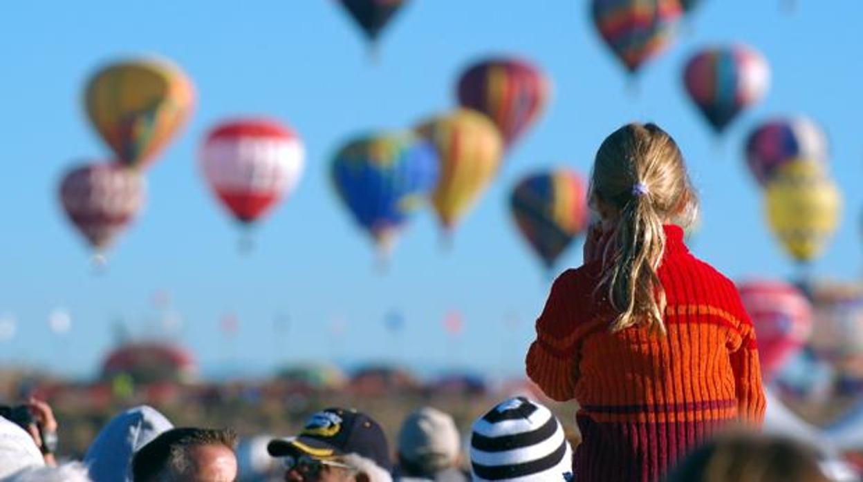Uno de los cazas que participarán en el festival de este sábado pasando ayer por el puente del Centenario