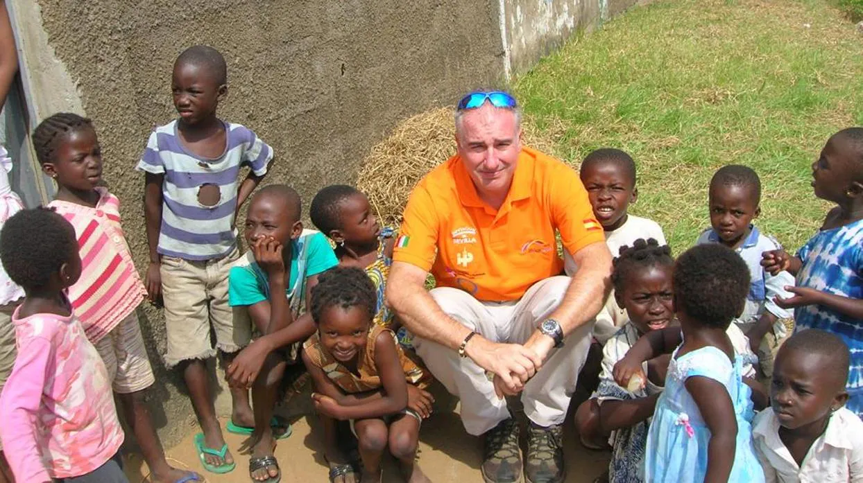 Francisco Giménez Sánchez durante una campaña de vacunación en Costa de Marfil