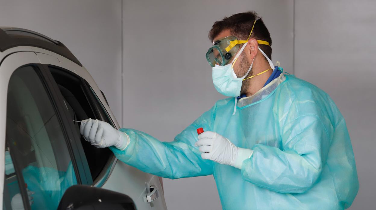 Un facultativo recoge una muestra a un conductor