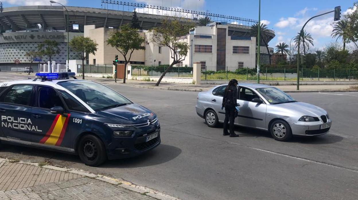Un control de la Policía junto al estadio Benito Villamarín
