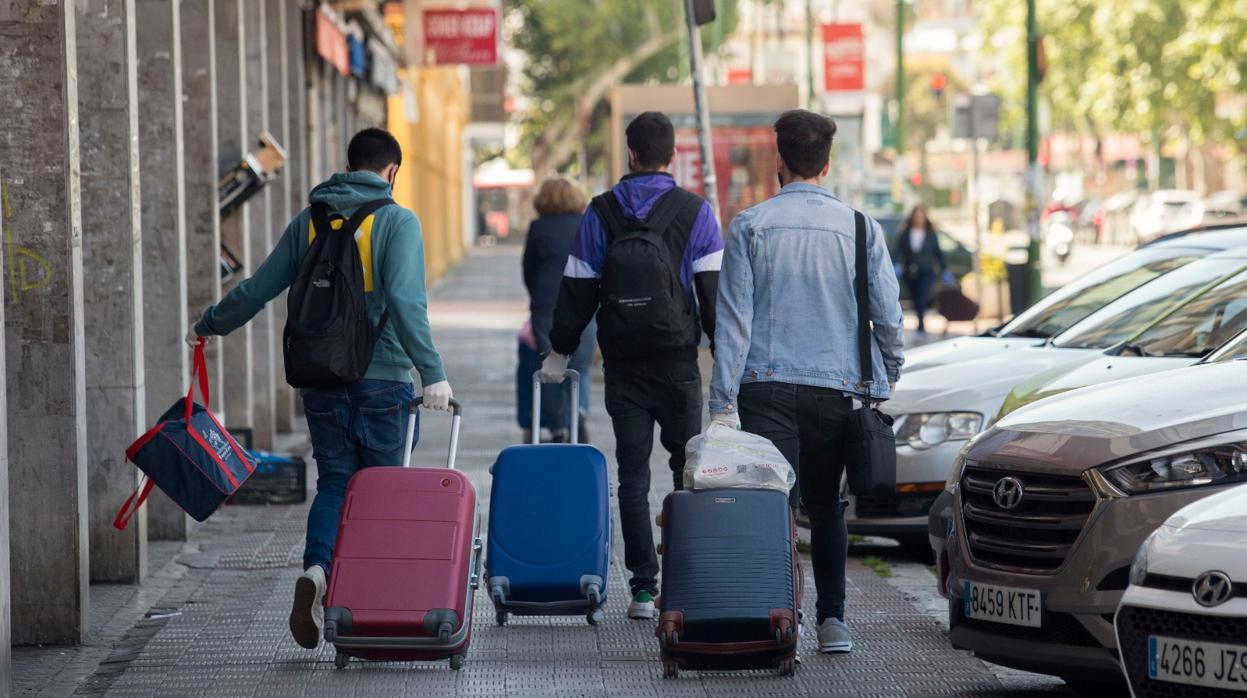 Estudiantes de la Universidad se marchan a sus casas tras confirmarse que no habrá más clases presenciales