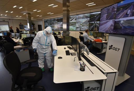 Tareas de limpieza en un centro clave como es la jefatura provincial de Tráfico ABC