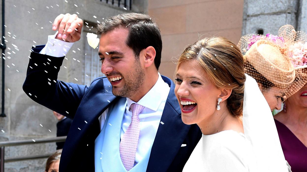 Una pareja de novios tras la ceremonia