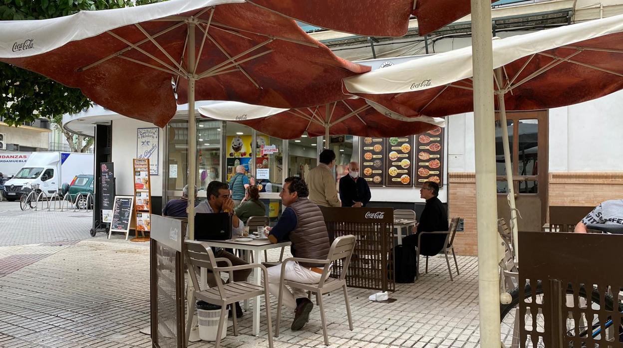 Varias personas desayunan en la cafetería Los Ángeles de la calle Adriano este lunes