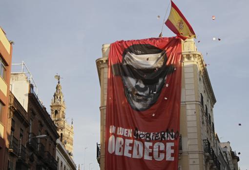 Pancarta desplegada este jueves en Sevilla