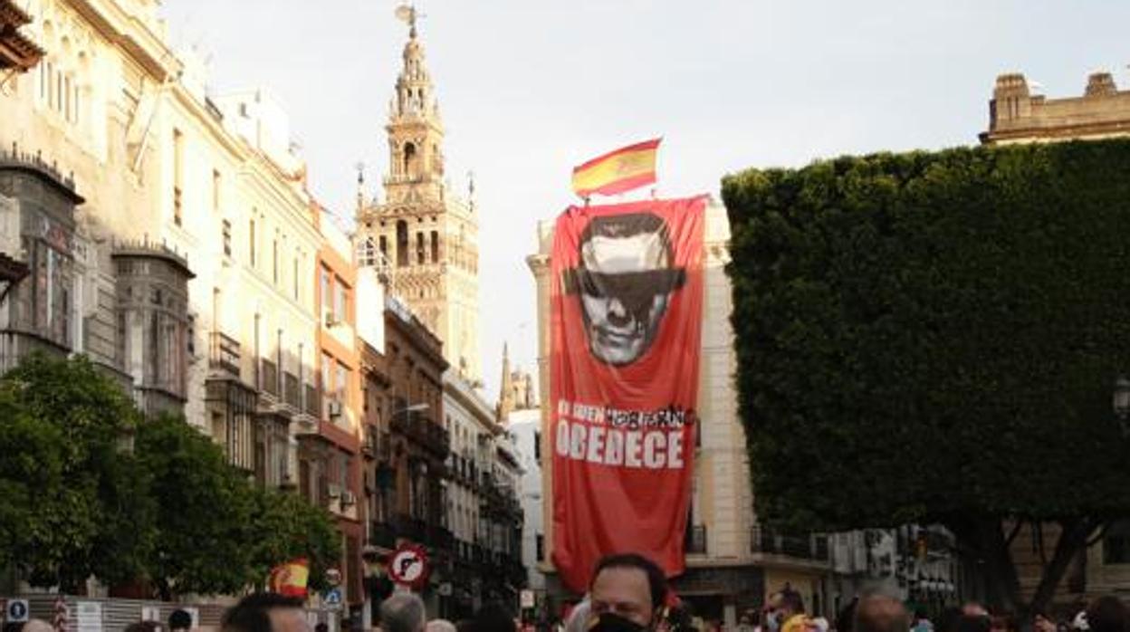 Pancarta colgada este jueves en un edificio de la plaza de San Francisco