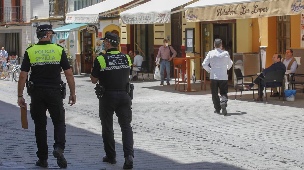 Policías patrullan junto a varias terrazas de Sevilla