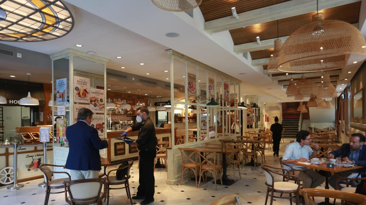 Desde este lunes los bares en Sevilla ya pueden atender en el interior de los locales