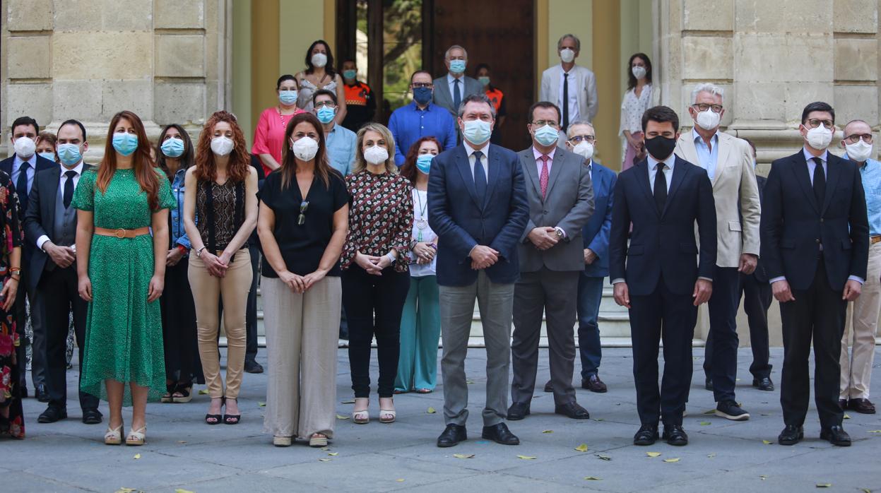Minuto de silencio a las puertas del Ayuntamiento de Sevilla