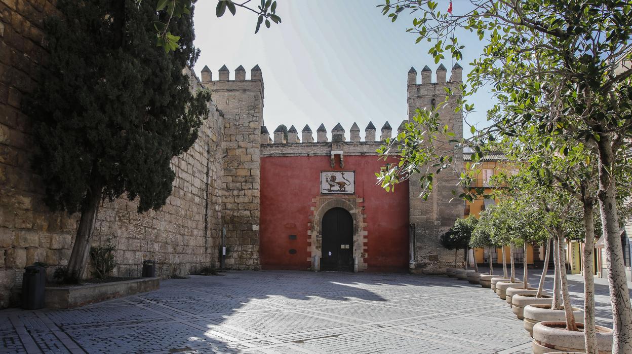 Puerta del León del Alcázar de Sevilla, vacía durante el estado de alarma