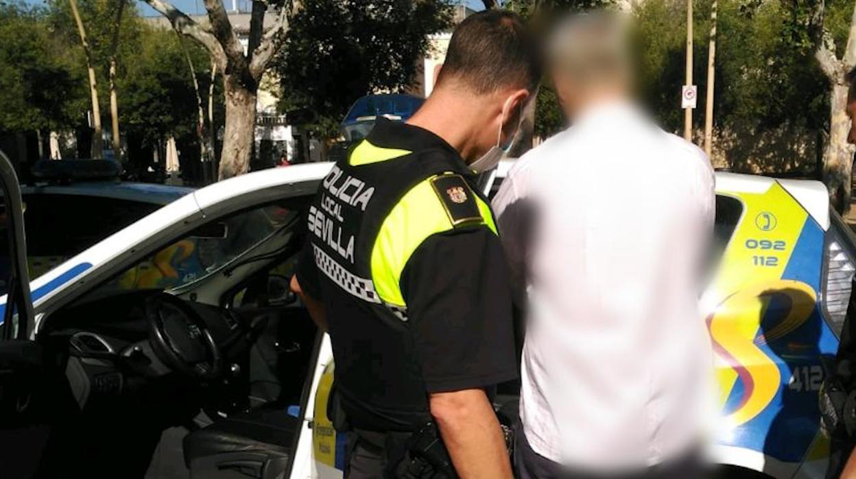 Momento de la detención del joven en la Alameda de Hércules