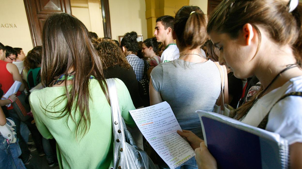 Estudiantes antes de un examen de Selectividad de años anteriores