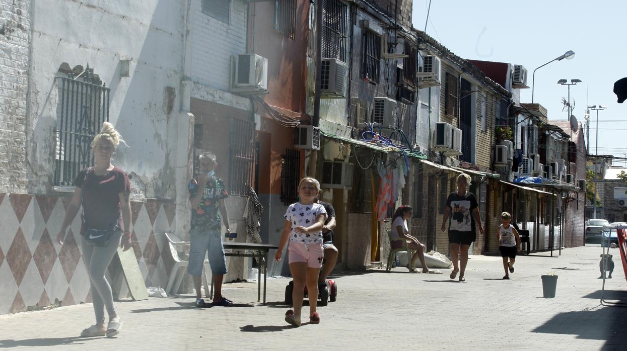 Una de las calles de la zona de las casitas, la parte más degradada del barrio sevillano