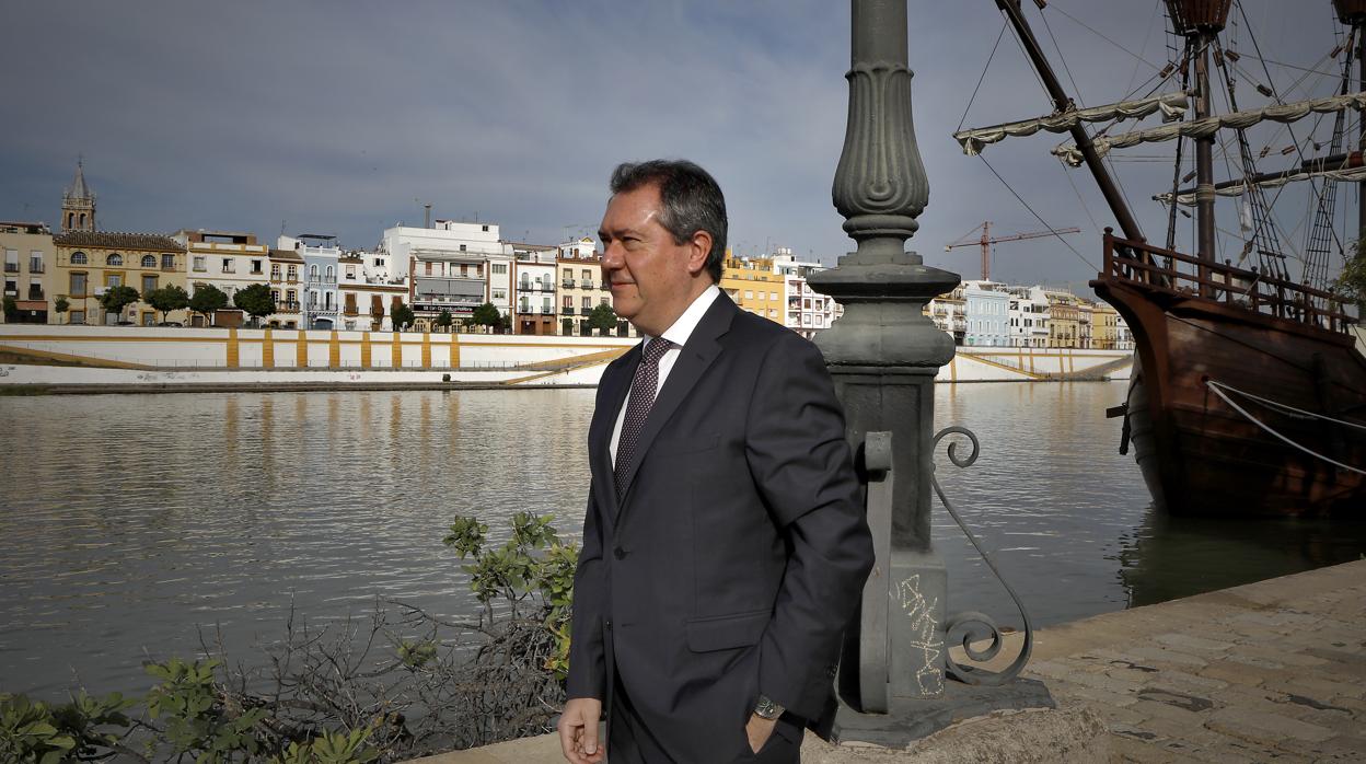 Espadas, mirando al Guadalquivir junto a la réplica de la Nao Victoria