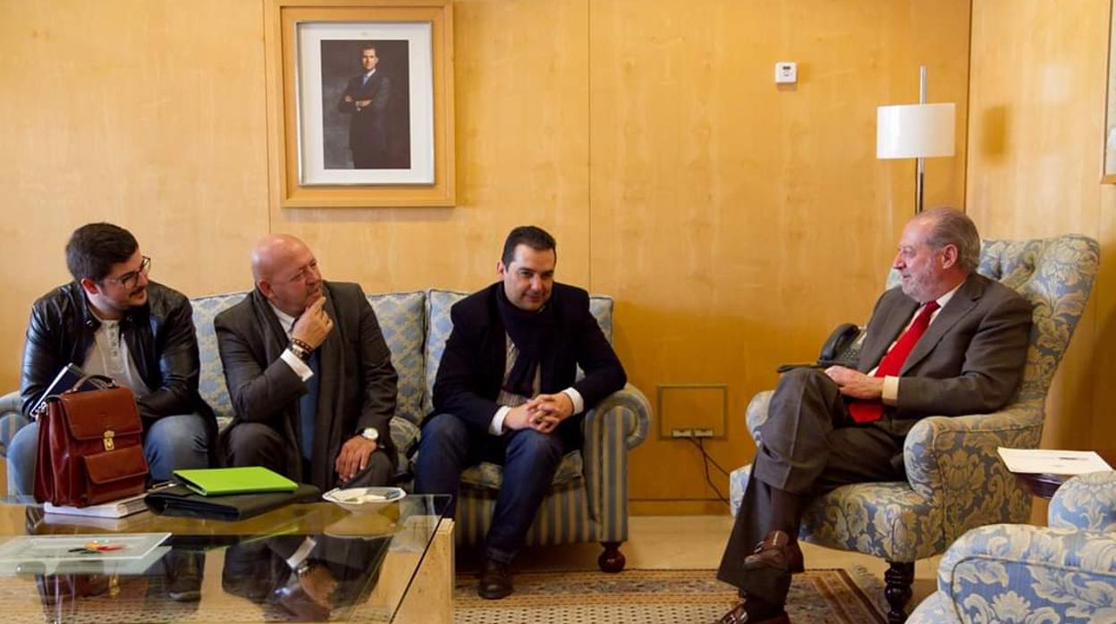 El presidente de la Diputación, reunido en su despacho con el secretario del Consorcio, Mañas (en el centro), y el alcalde de Casariche