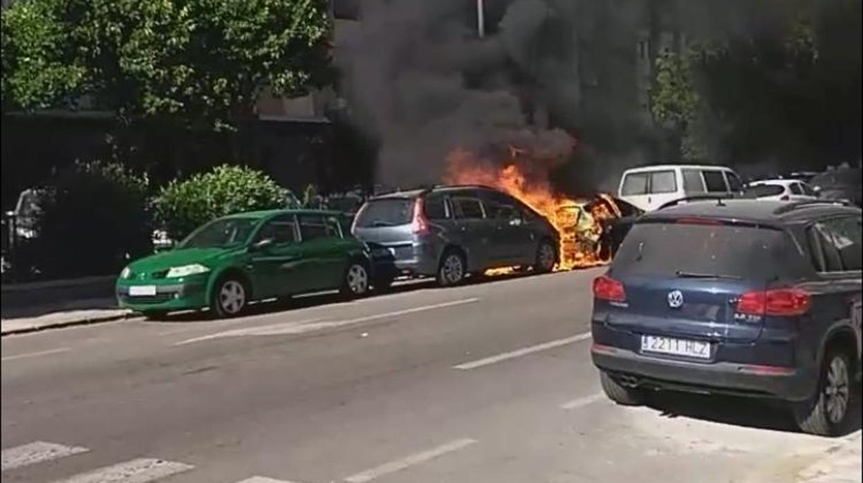 Coches afectados por el incendio en la calle Virgen de la Antigua