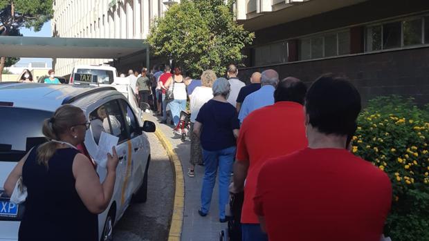 El SAS traslada las aglomeraciones dentro de los hospitales a la calle y al sol