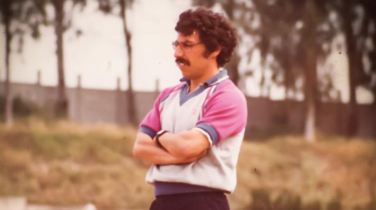 Pepe Lorente, al borde de la pista de tartán de Chapina, atento a las evoluciones de algunos de sus atletas. Lo dio todo por el deporte. Y el deporte se lo devolvió con premios, satisfacciones y más de un disgusto