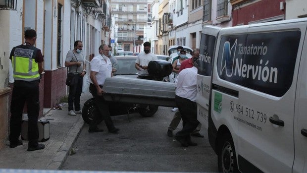 Muere una mujer en el incendio de un piso turístico en Sevilla