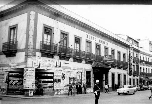 El hotel Madrid, cerrado a la espera de la piqueta en una foto de 1971