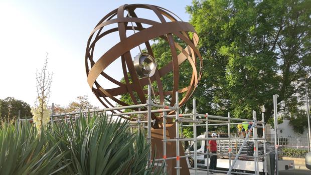 El monumento a Magallanes y Elcano de la Plaza de Cuba luce como en su estreno