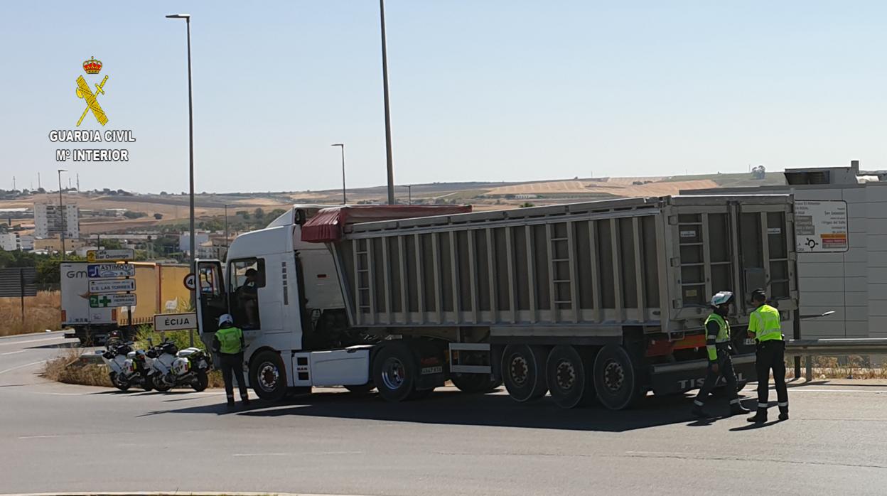 Control de la Guardia Civil a camiones