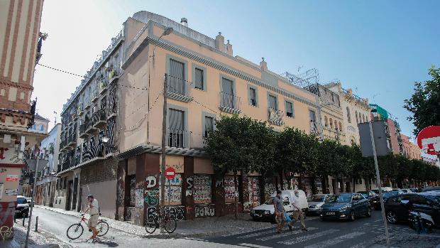 Cortan el suministro de luz a los okupas de la calle Feria