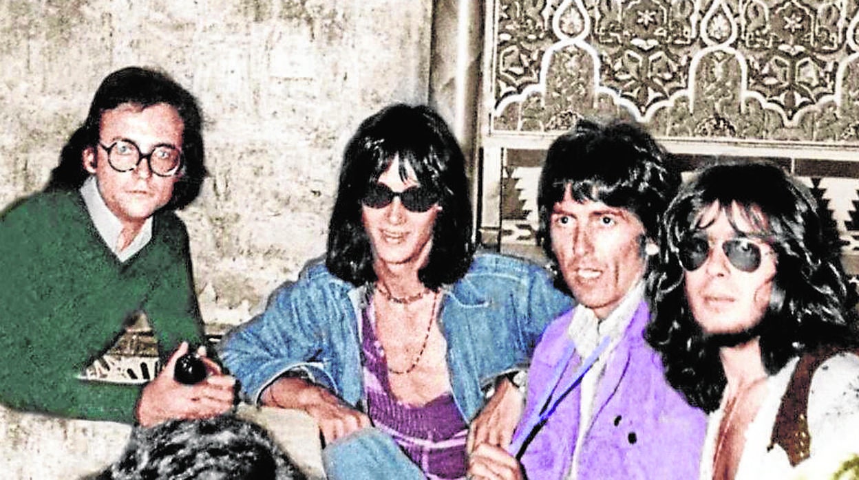 Arteseros, primero por la izquierda, con los Pop Tops y el Beatle George Harrison