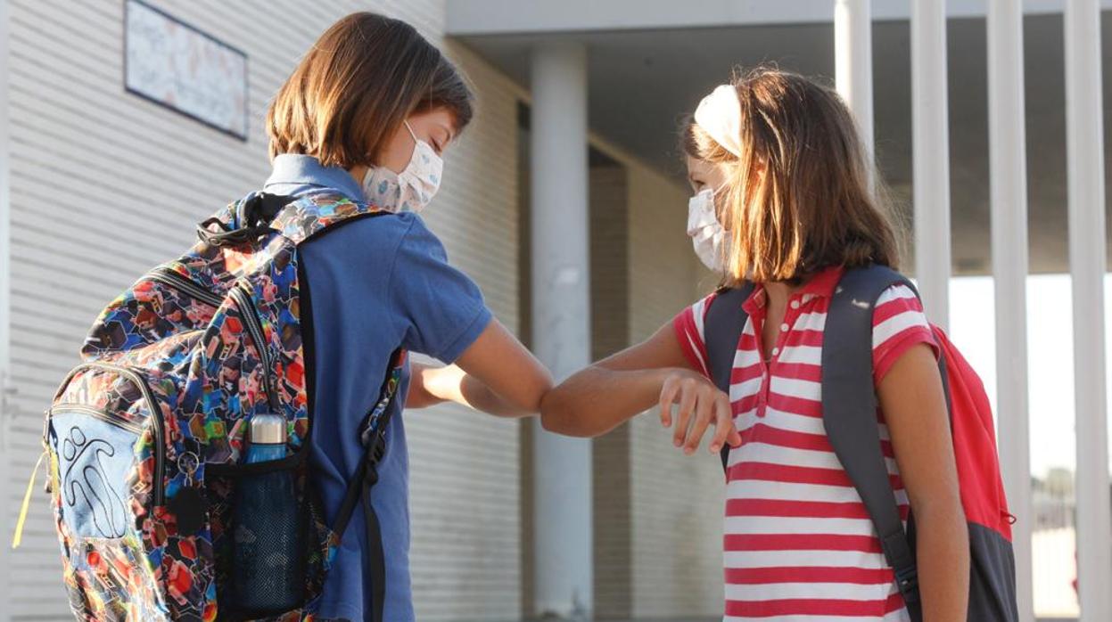 Alumnos del colegio José María del Campo, en Triana, se saludan en el primer día de la vuelta al colegio