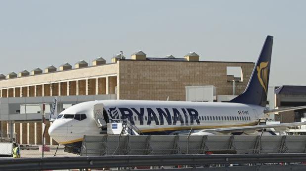 Denunciados tres pasajeros de un vuelo Tenerife-Sevilla por desobedecer e insultar a la tripulación